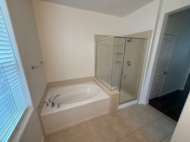 Building Photo - Hayward Condo 3 Bed/2.5 Bath Updated kitch...