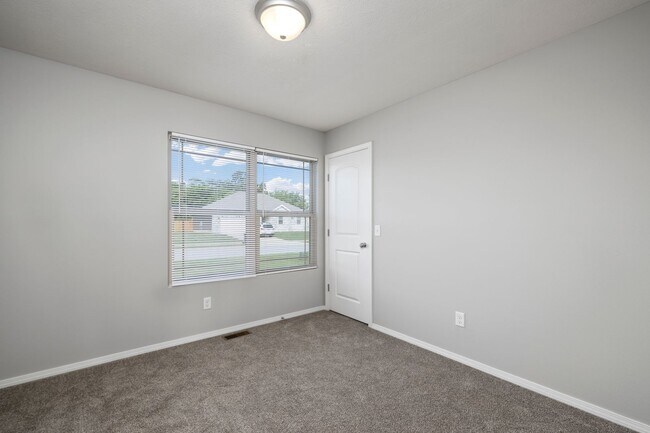 Building Photo - 4 Bedroom Home in Republic with fence!