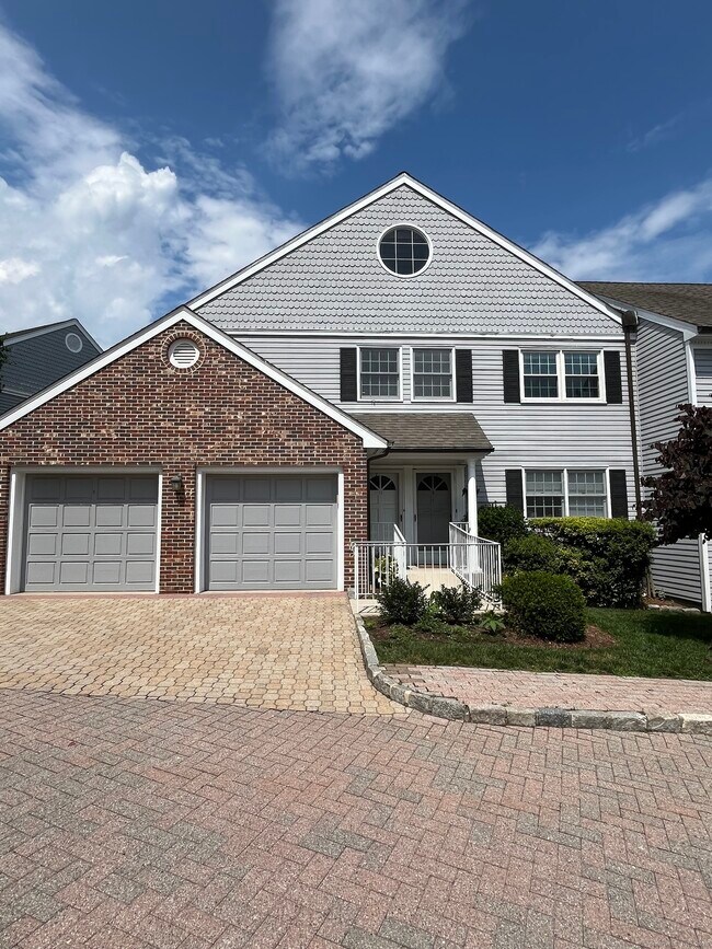 Building Photo - 11 Pond Ln