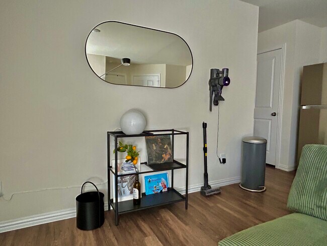 Building Photo - Sunny Side Up