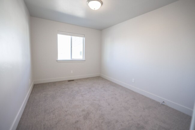 Building Photo - BEAUTIFUL NEW TOWNHOUSE FOR RENT IN REXBURG!