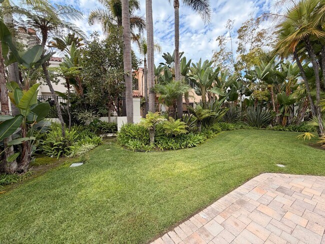 Building Photo - Beautiful 3 Bedroom, 2.5 Bathroom Newport ...