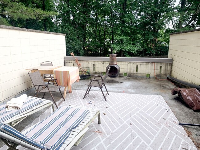 Building Photo - 2 Bedroom Condo in Amherst