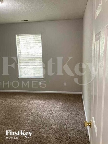 Building Photo - 5982 Redcliff N Ln