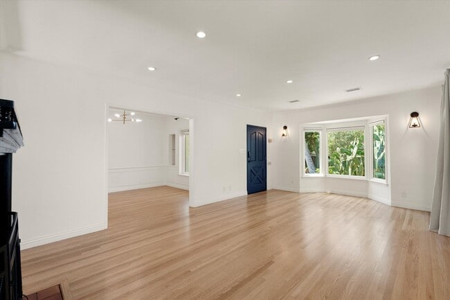 Building Photo - This beautifully updated 4-Bed, 2-Bath Home in Glenoaks Canyon is now available!