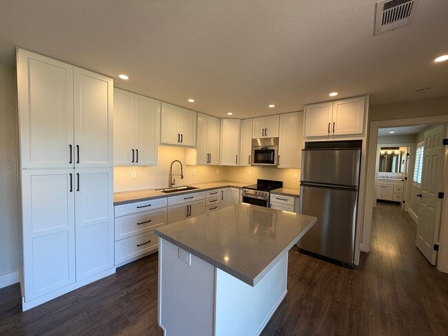 Building Photo - Nicely remodeled 1 bedroom Suite, All utilities paid + WiFi