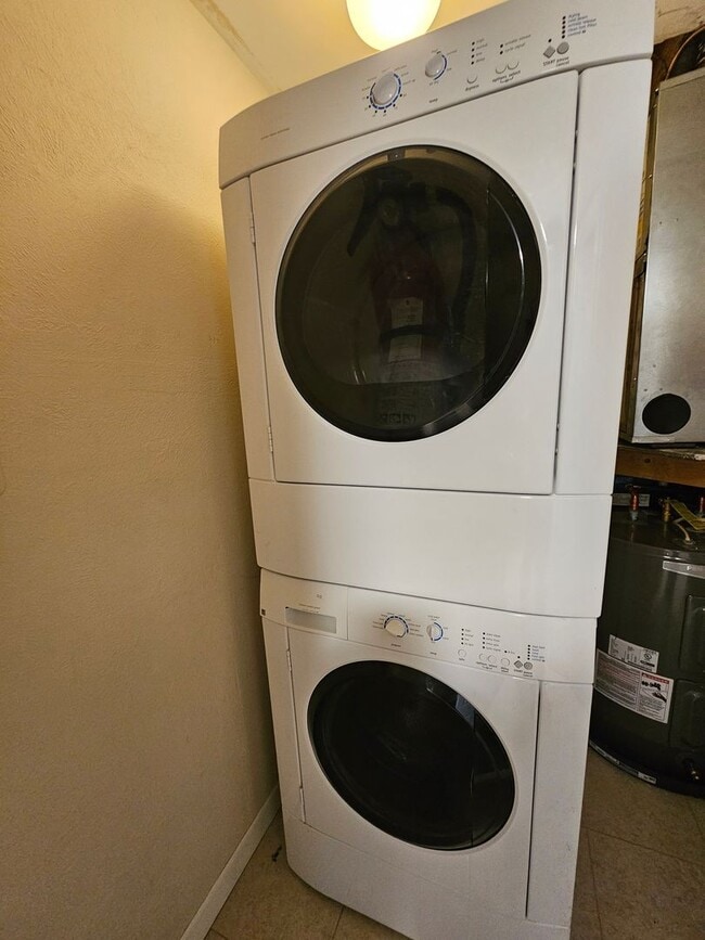 Building Photo - FOX HILL!!! Beautiful Two Bedroom Condo available now for immediate move in!!!