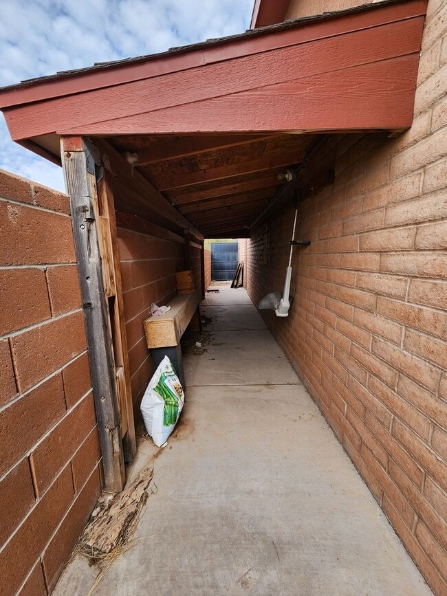 Building Photo - 2100 Hickory Dr
