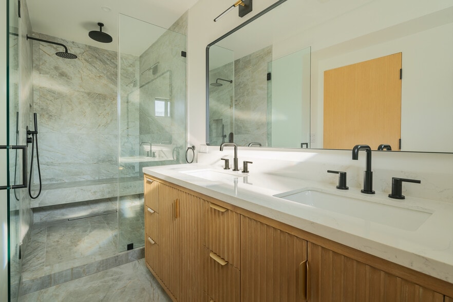 Building Photo - 1931 Sunset Plaza Dr