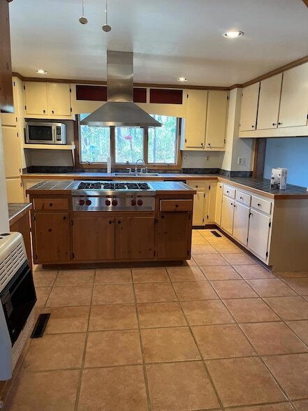 Building Photo - 9077 Henderson Ln