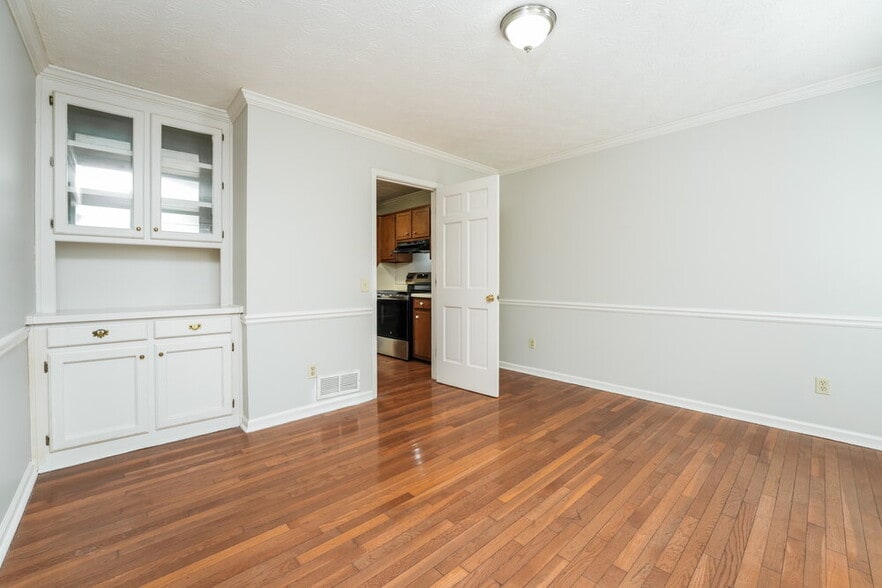 Building Photo - 2526 Highland Dr SE