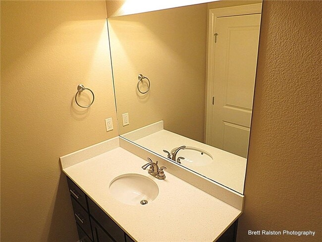 Building Photo - 6615 W Valley View Rd