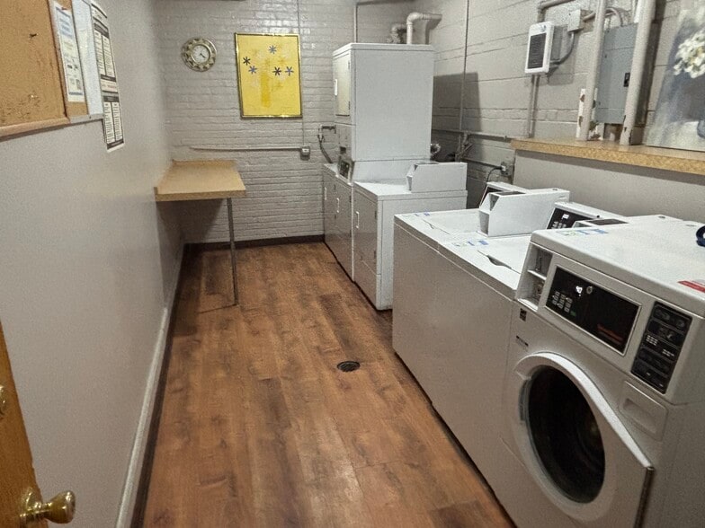 Building Photo - 5920 N Kenmore Ave