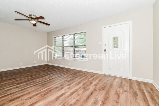 Building Photo - 3504 Hilton Dr