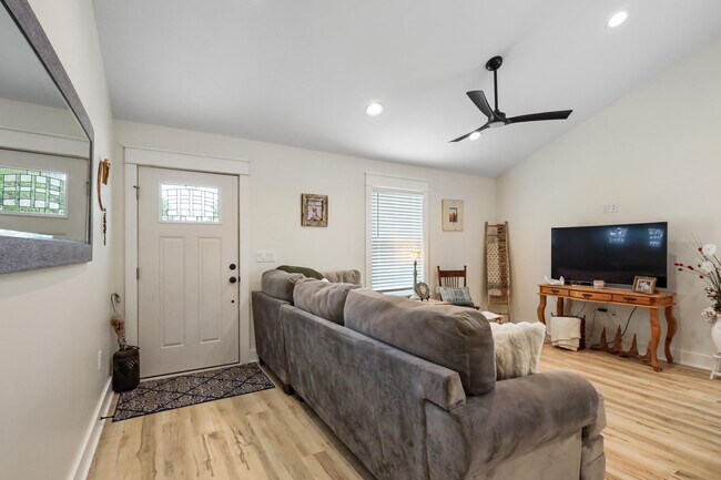 Building Photo - 71 Lafavre Ln