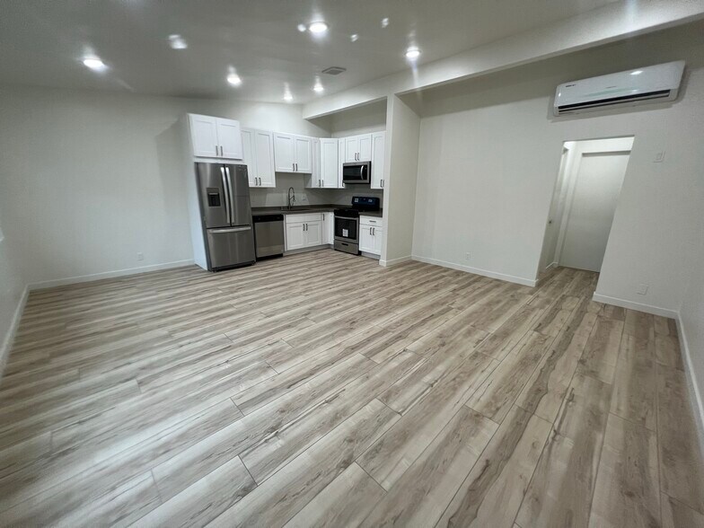 Building Photo - 2444 Chelsea Pl