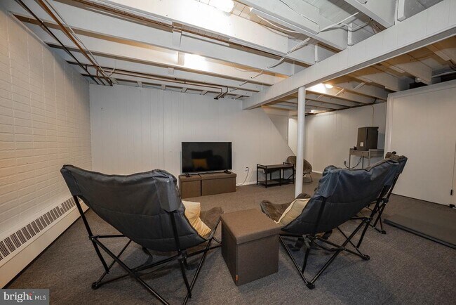 Building Photo - 533 Monument Ave