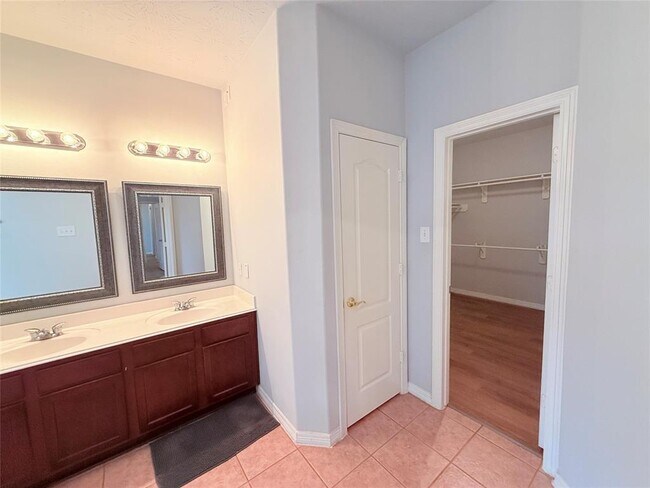 Building Photo - 2212 Highland Crossing Dr