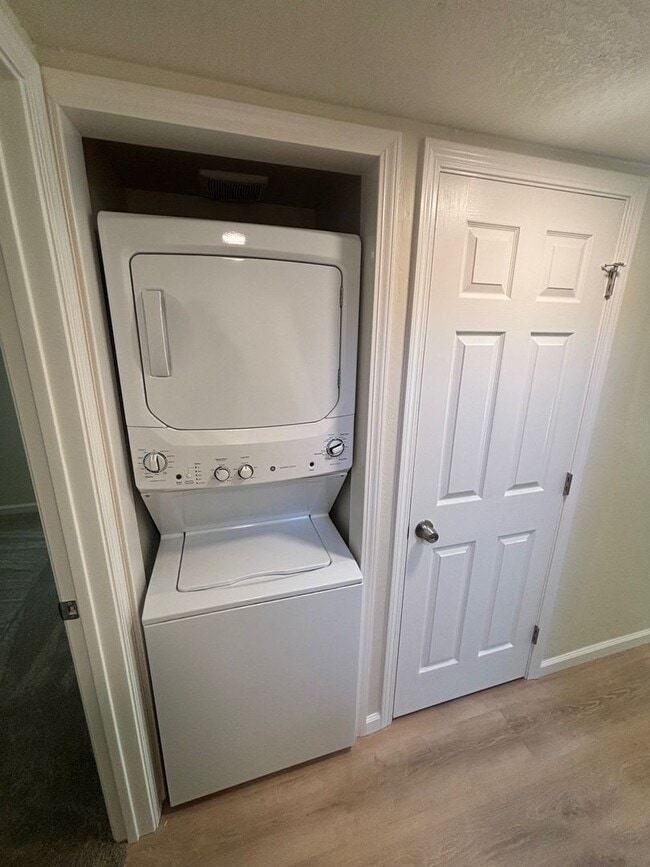 Building Photo - Updated 3 bedroom 2 bathroom Bennett Valle...