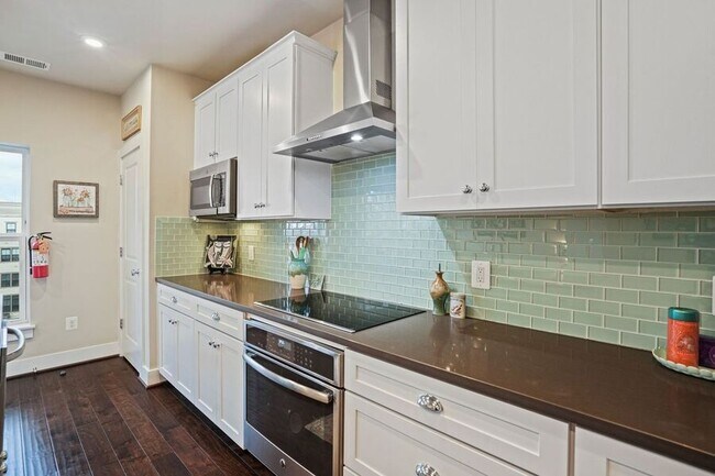 Building Photo - 820 Fern Pl NW