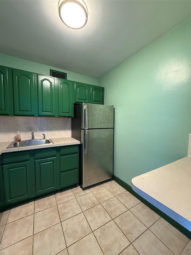 Building Photo - 61-20 Grand Central Pkwy