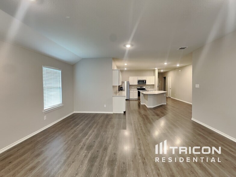 Building Photo - 636 Excelsior Dr