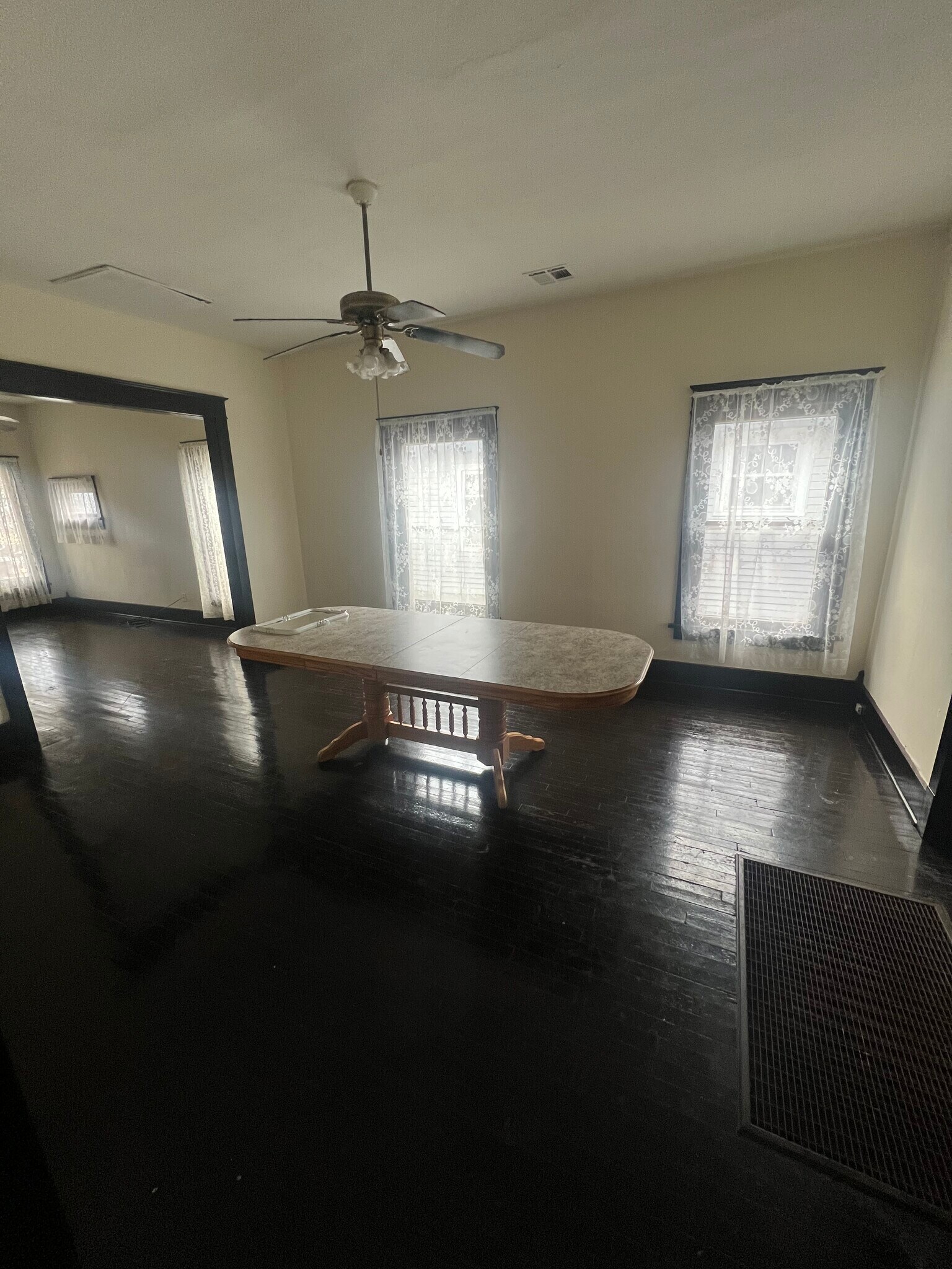 Building Photo - 406 E 1st St