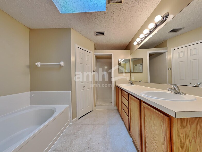 Building Photo - 2562 Glenfield Dr