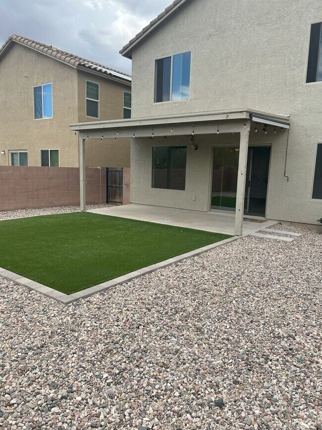 Building Photo - Save with SOLAR Unfurnished  1 loft -  2 c...