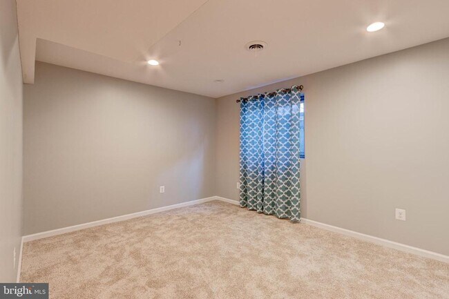 Building Photo - 7925 Carriage Dr