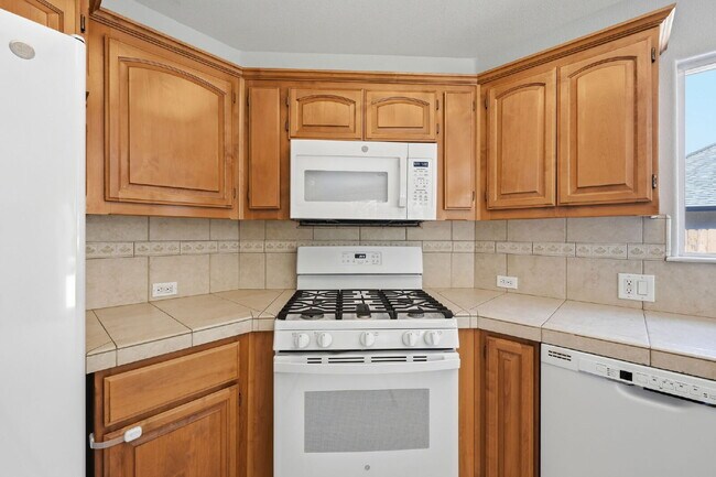 Building Photo - Very clean move in ready dog friendly