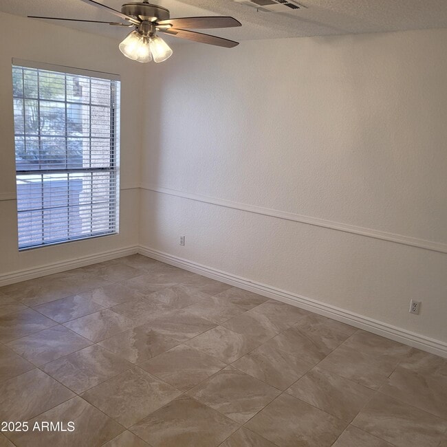 Building Photo - 1622 N Comanche Dr