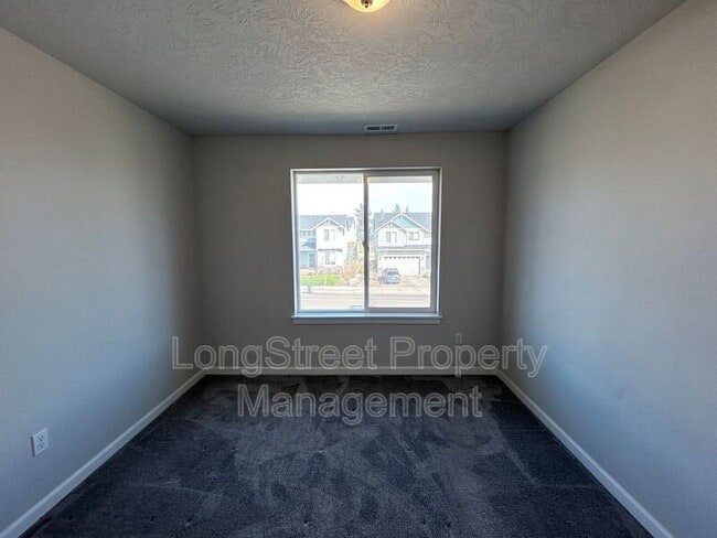 Building Photo - 7237 SE Berg Dr