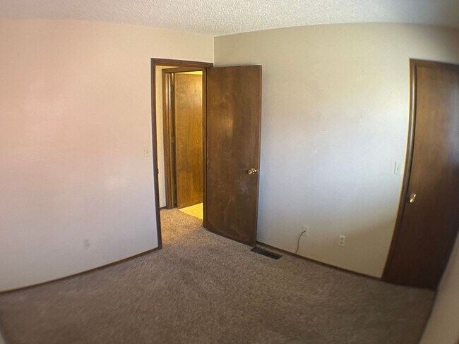 Building Photo - Super End unit Townhouse!!