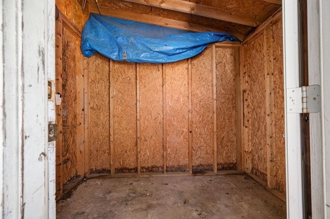 Building Photo - 2 Bedroom 1 Bath located on Veterans Parkw...
