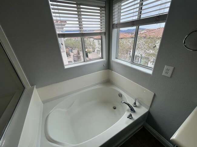 Building Photo - Beautiful 3 bedroom home