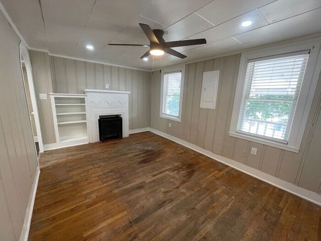 Building Photo - Simply the BEST! Adorable 1 Bedroom/1 Bath upstairs apartment home Located off Historic Camp Bowi...