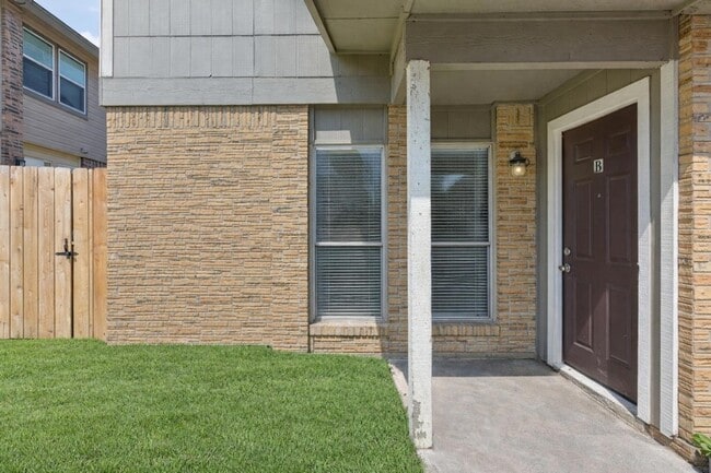 Building Photo - 1210 Southport Dr
