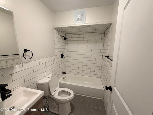 Building Photo - 802 Main St