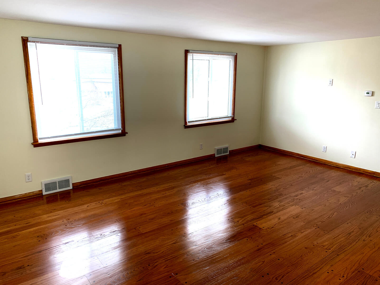 Living Room - 116 N Union Rd