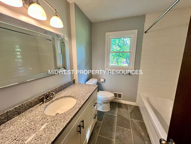 Building Photo - Freshly Updated 3 Bedroom Duplex