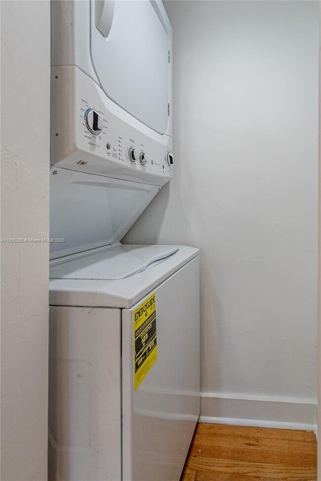 Building Photo - 2425 Flamingo Pl