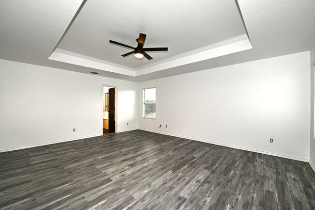 Building Photo - 5 bed | 3 bath | Corner lot | Fully remode...