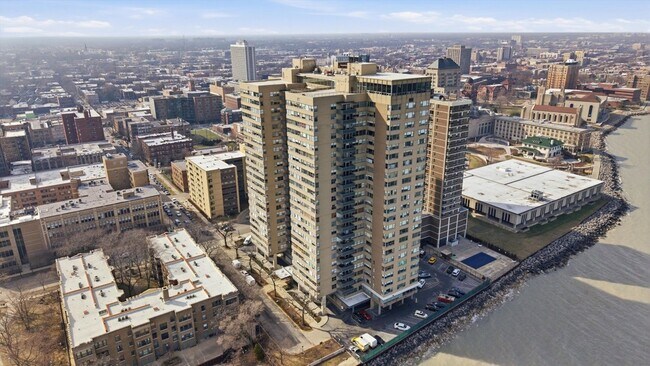 Building Photo - 6301 N Sheridan Rd