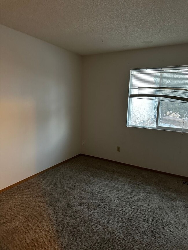 Building Photo - Nice 2 bedroom townhome on Soaring Eagle!