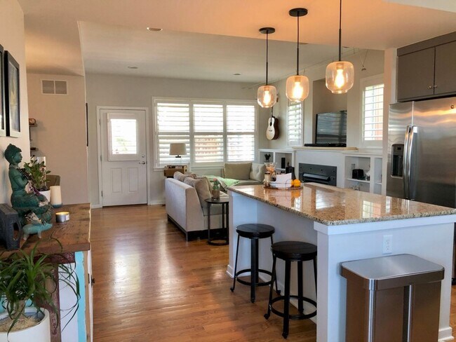 Building Photo - Stunning 3 bed, 3 bath in Holiday Neighborhood! Available July 5th!