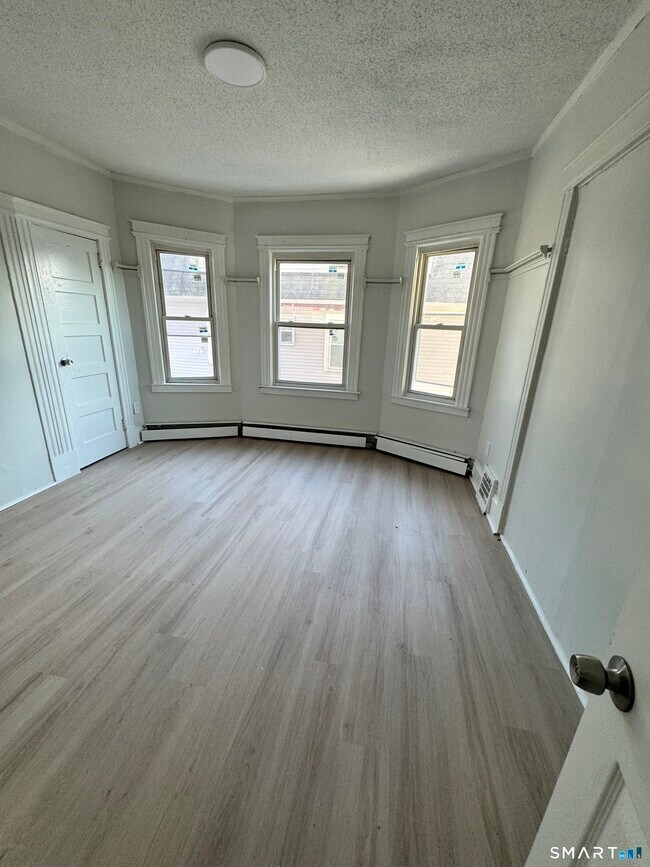 Building Photo - 190 Brook St