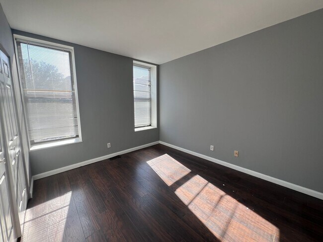 Building Photo - 4390 McPherson Ave