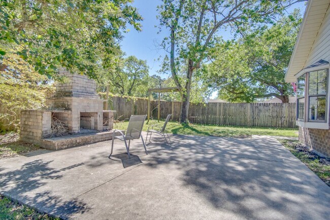 Building Photo - Modern and updated 3/ 2 bath ranch home in Old Hickory Subdivision of SW Pensacola Near NAS and P...