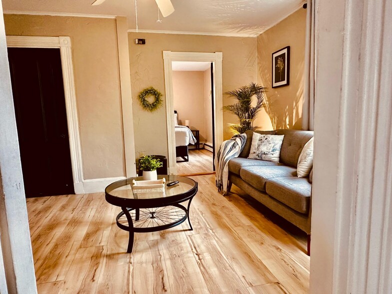 Building Photo - 46 Dillingham St